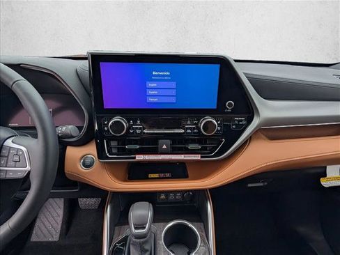 New 2025 Toyota Highlander Platinum image 16