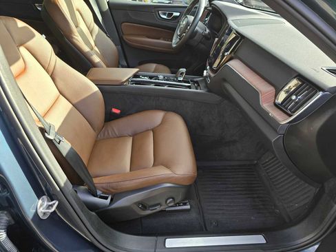 Used 2023 Volvo XC60 T8 Plus image 11