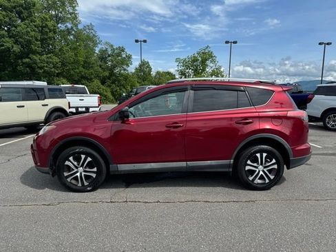 Used 2018 Toyota RAV4 LE FWD image 4