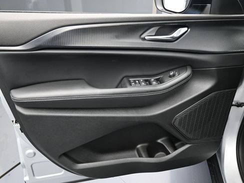 Used 2024 Jeep Grand Cherokee Laredo X image 13