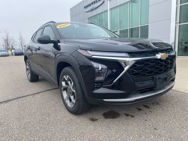 Used 2025 Chevrolet Trax LT FWD image 3