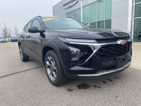 Used 2025 Chevrolet Trax LT FWD image 3