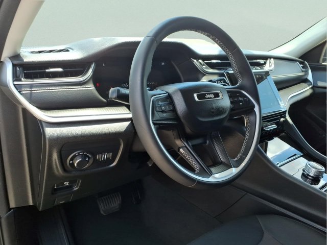 Used 2023 Jeep Grand Cherokee Laredo AWD/4WD image 13