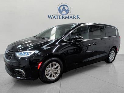 Used 2025 Chrysler Pacifica Select