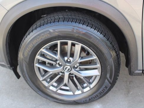 Used 2023 Nissan Rogue S image 12