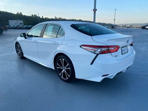 Used 2018 Toyota Camry SE w/ Moonroof Package FWD image 6