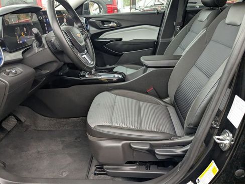 Used 2025 Chevrolet Trax LT w/ LT Convenience Package FWD image 11