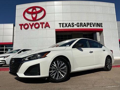 Used 2025 Nissan Altima 2.5 SV image 2