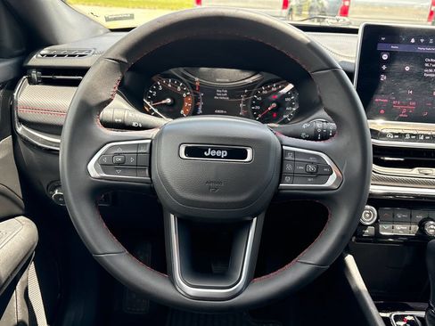 Used 2025 Jeep Compass Trailhawk AWD/4WD image 19