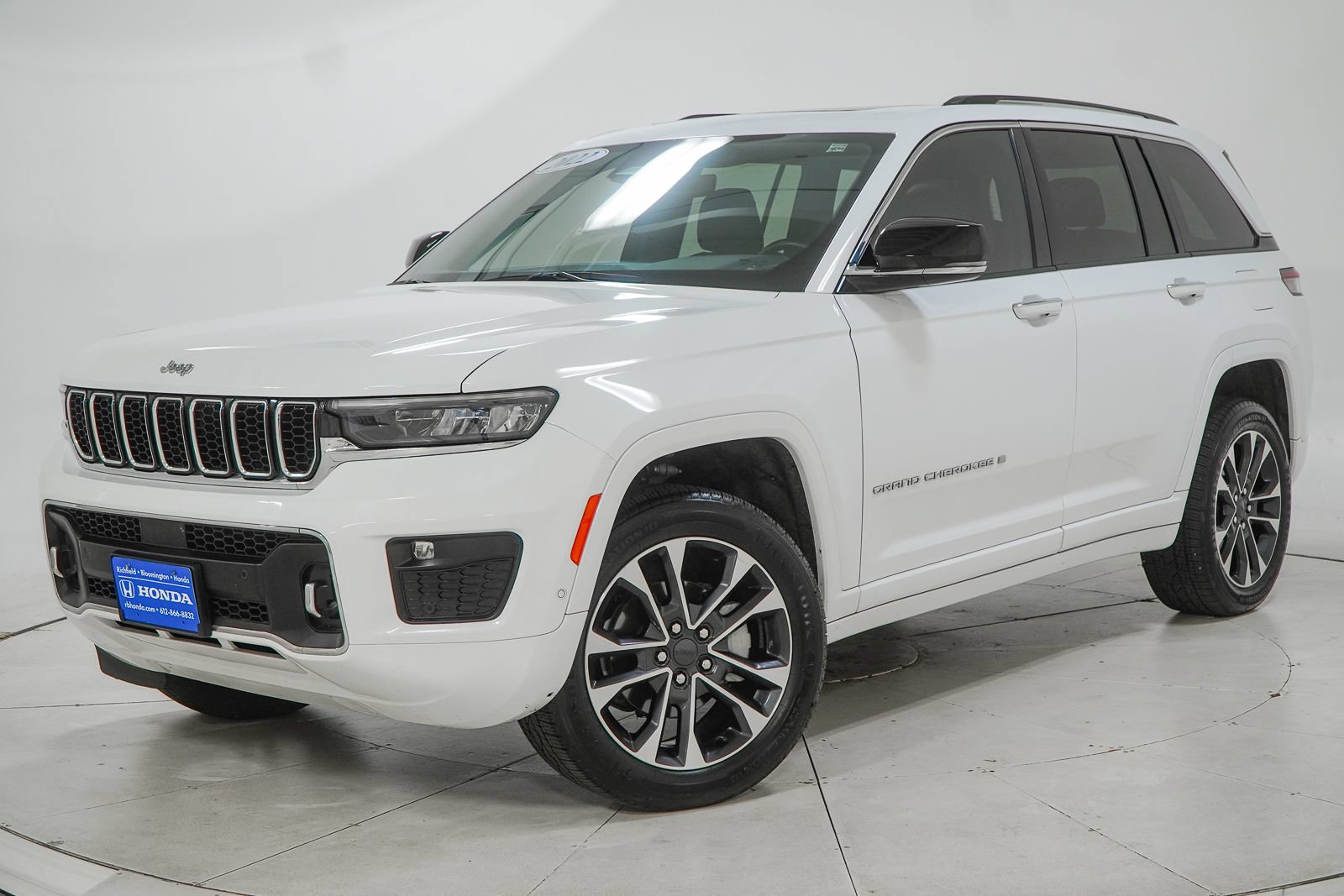 Used 2022 Jeep Grand Cherokee Overland AWD/4WD image 1