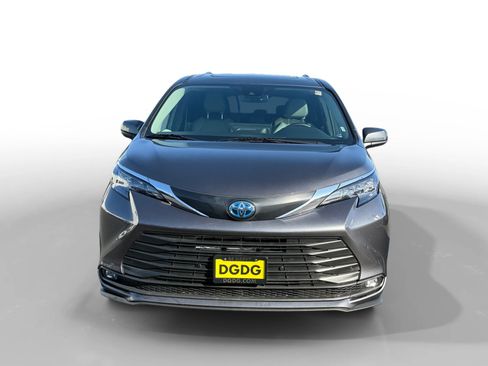 Used 2025 Toyota Sienna XLE image 8