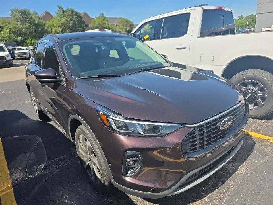 Used 2023 Ford Escape Platinum w/ Premium Technology Package AWD/4WD image 2