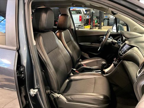 Used 2022 Chevrolet Trax LT w/ LT Convenience Package image 11
