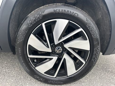 Used 2025 Volkswagen Atlas SE image 32