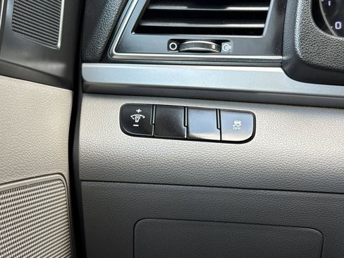 Used 2017 Hyundai Elantra SE image 24