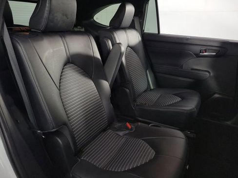 Used 2023 Toyota Highlander XSE FWD image 17