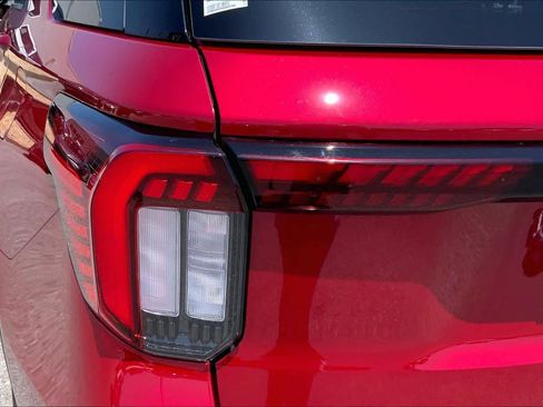 Certified 2025 Ford Explorer Platinum w/ Ultimate Package AWD/4WD image 29