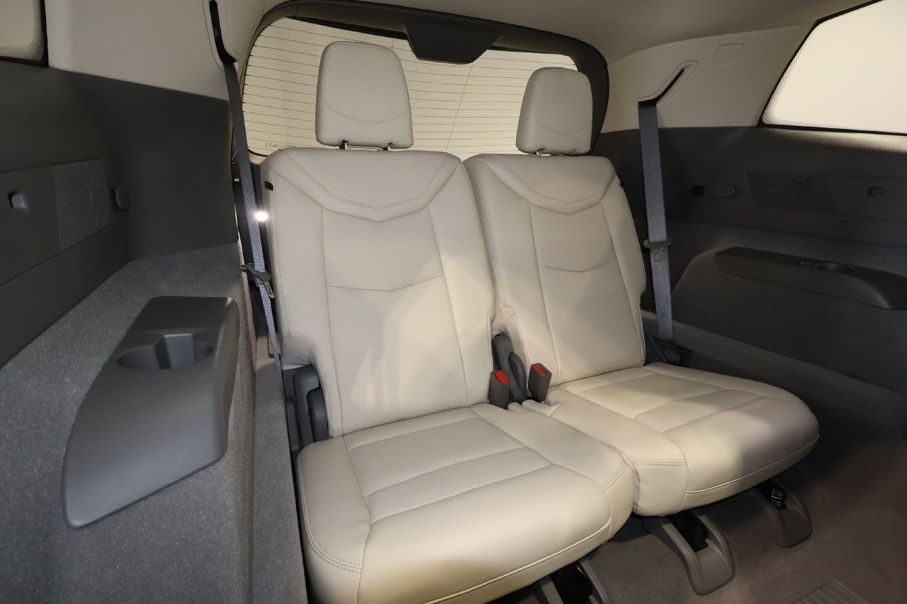 Used 2025 Cadillac XT6 Premium Luxury w/ Technology Package AWD/4WD image 27