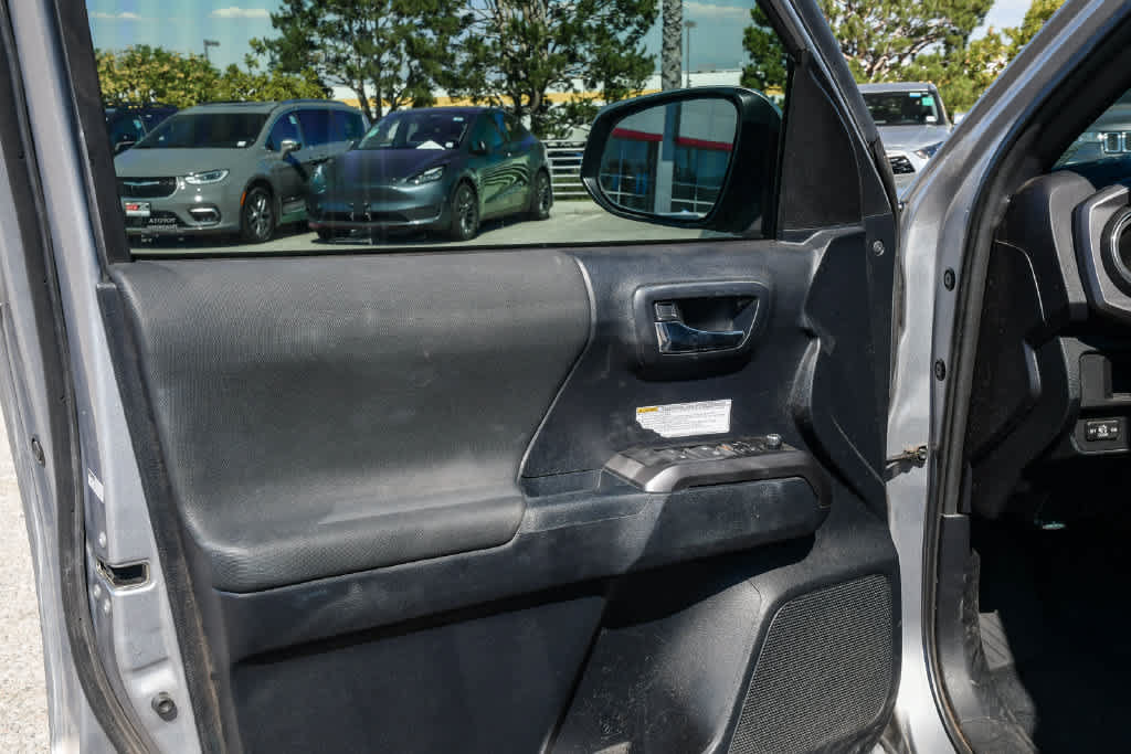 Used 2017 Toyota Tacoma TRD Off-Road w/ Tow Package (A/T) AWD/4WD image 28