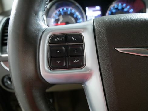 Used 2013 Chrysler Town & Country Touring-L w/ Driver Convenience Group FWD image 27