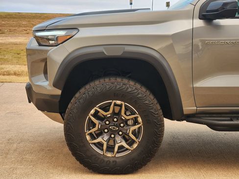Used 2025 Chevrolet Colorado ZR2 w/ Technology Package AWD/4WD image 13