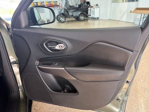 Used 2020 Jeep Cherokee Latitude Plus w/ Cold Weather Group AWD/4WD image 27