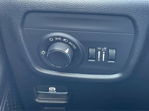 Used 2025 Jeep Grand Cherokee Laredo X w/ Luxury Tech Group I image 18