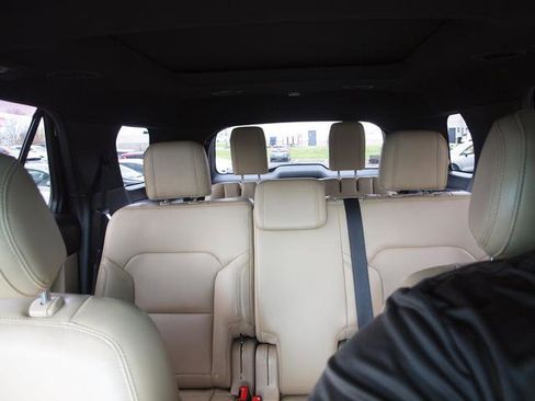 Used 2016 Ford Explorer XLT w/ Equipment Group 202A image 13