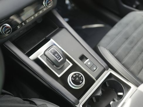 Used 2024 Mitsubishi Outlander AWD image 16