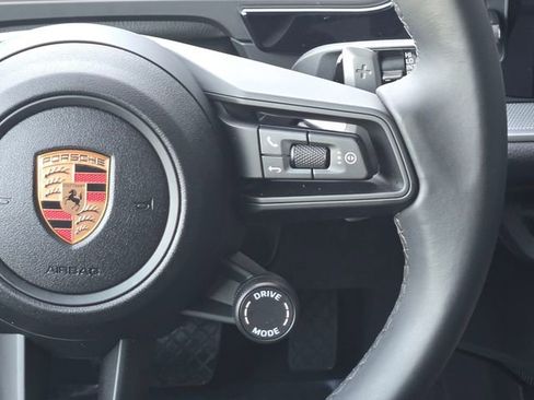 Used 2025 Porsche Cayenne image 17
