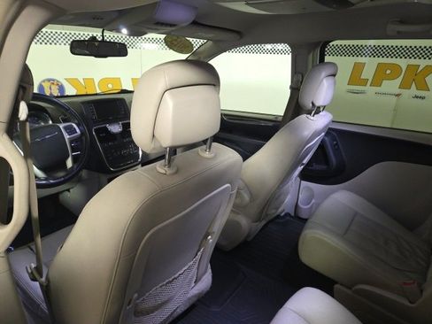 Used 2015 Chrysler Town & Country Touring image 24