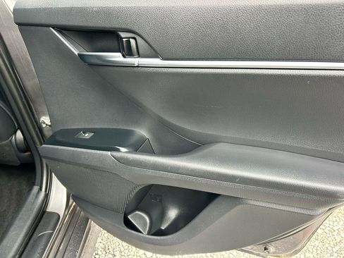 Used 2019 Toyota Camry SE w/ Convenience Package FWD image 11