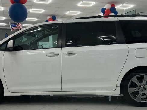 Used 2019 Toyota Sienna SE Premium w/ Carpet Mat Package image 5