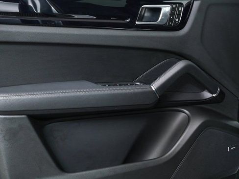Certified 2023 Porsche Cayenne w/ Premium Package AWD/4WD image 6