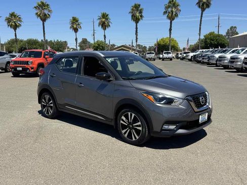 Used 2018 Nissan Kicks SR FWD image 12