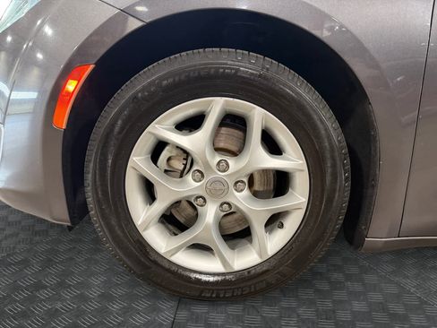 Used 2020 Chrysler Pacifica Limited image 15