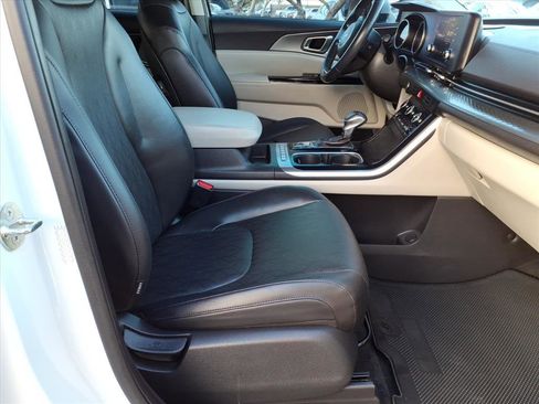 Used 2024 Kia Carnival LX image 11