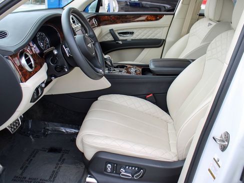 Used 2020 Bentley Bentayga Plug-In Hybrid AWD/4WD image 14