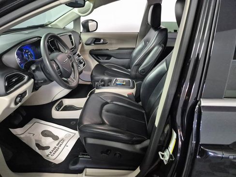 Used 2023 Chrysler Pacifica Touring-L image 9