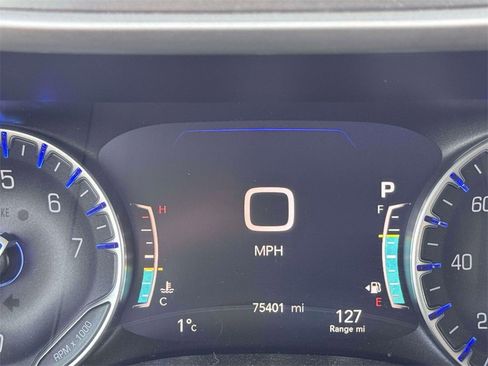 Used 2023 Chrysler Pacifica Touring-L image 18