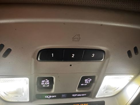 Used 2021 Chevrolet Traverse Premier image 30