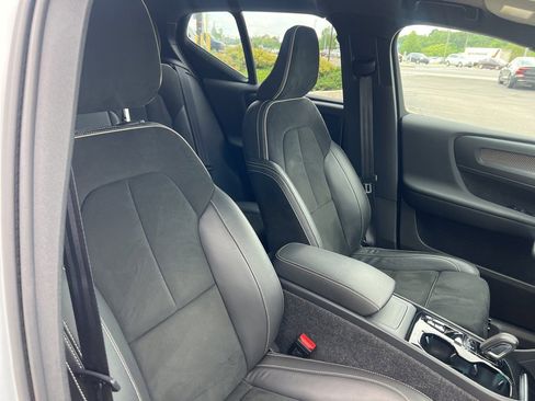 Certified 2022 Volvo XC40 T5 R-Design image 35