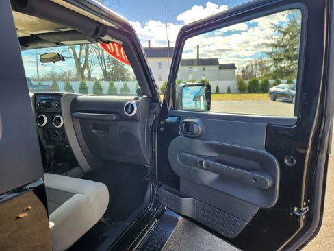 Used 2010 Jeep Wrangler Sahara w/ Dual Top Group image 27