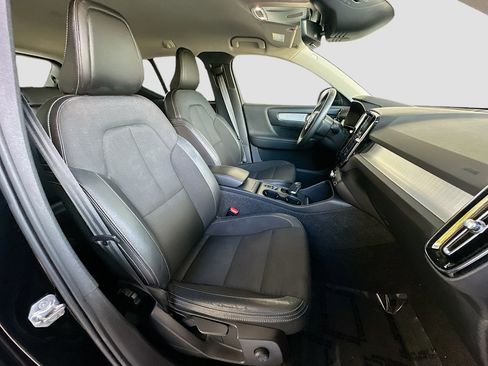 Used 2020 Volvo XC40 T5 Momentum w/ Protection Package Premier image 25
