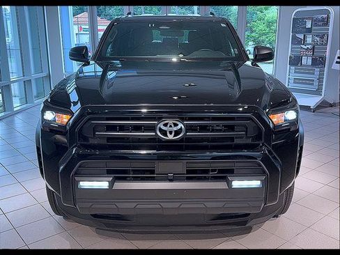 Used 2025 Toyota 4Runner SR5 AWD/4WD image 10