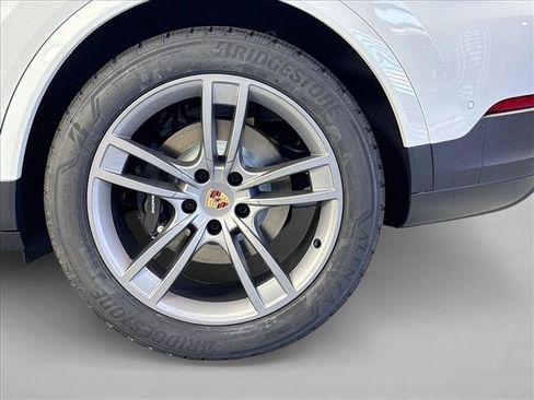 Certified 2025 Porsche Cayenne Coupe AWD/4WD image 24