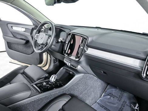 Used 2026 Volvo XC40 B4 Plus w/ Protection Package Premier FWD image 25