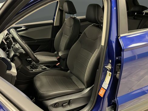 Used 2022 Volkswagen Taos SE w/ Panoramic Sunroof Package FWD image 9