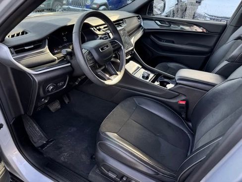 Used 2023 Jeep Grand Cherokee Altitude image 17