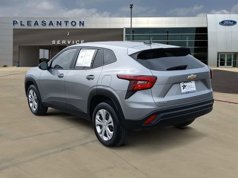 Used 2025 Chevrolet Trax LS FWD image 3